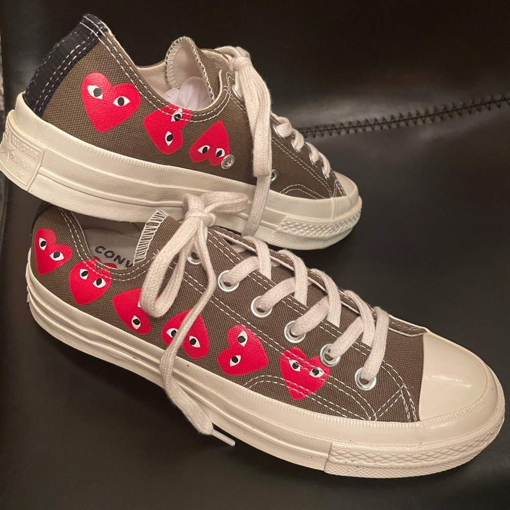 COMME DES GARÇONS PLAY CONVERSE SIZE 8 WOMENS / SIZE 6 MENS DARK GREEN